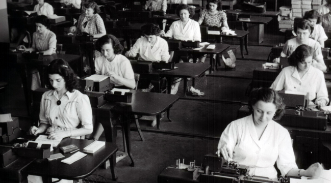 photo de femmes travaillant dans une usine Renault 