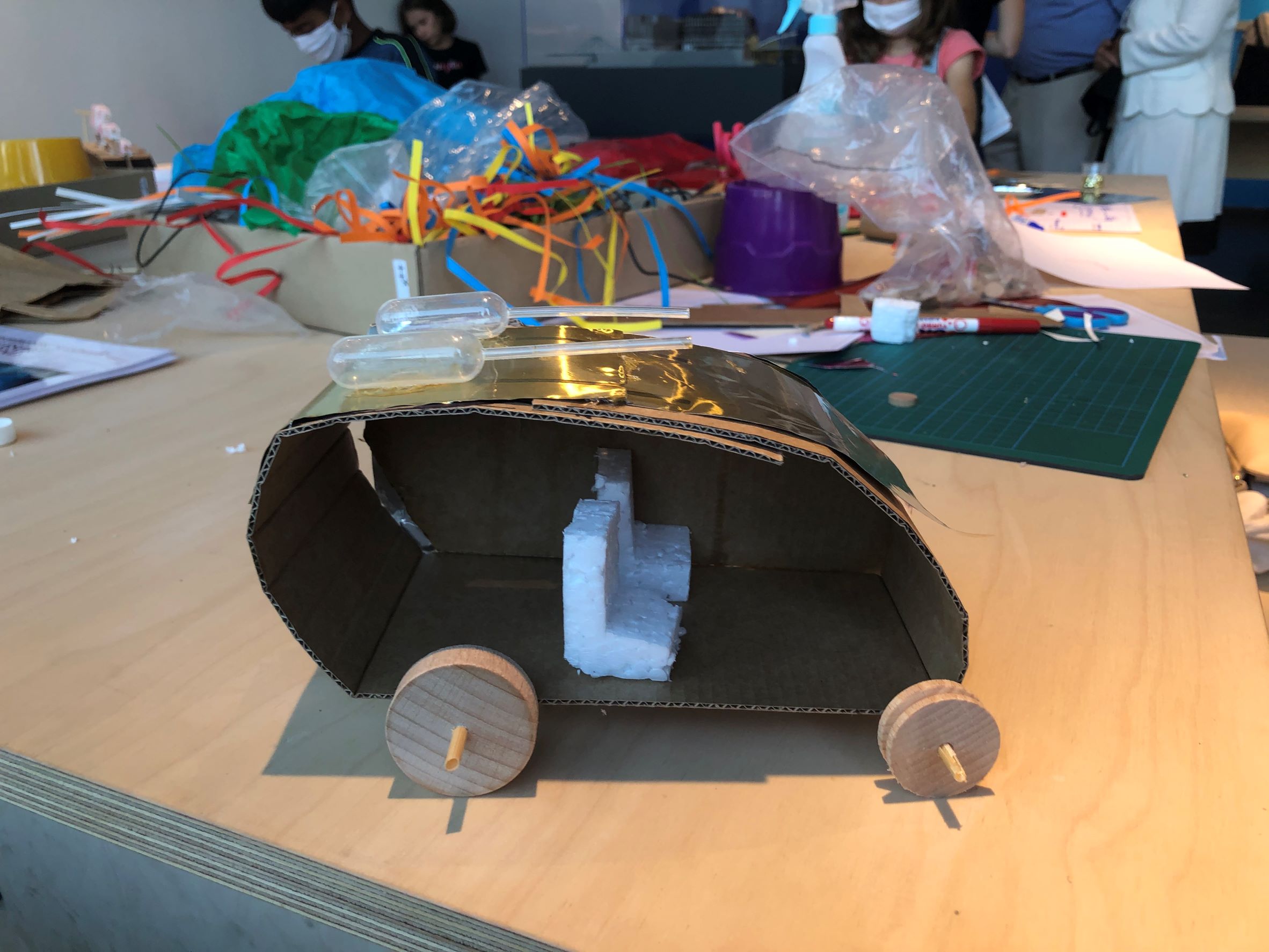 image voiture en carton 